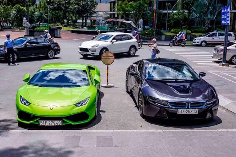 Trên đường Lê Duẩn ở quận 1, nhiều người qua đường đã có dịp được tận mắt ngắm nhìn cặp siêu xe của thiếu gia Phan Thành nổi tiếng thời gian qua, trong đó có chiếc Lamborghini Huracan trị giá trên 15 tỷ đồng.