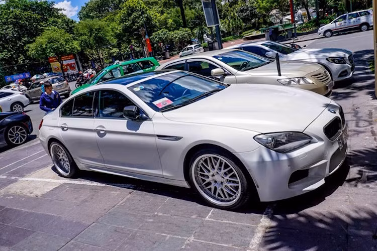 Một chiếc M6 Gran Coupe khác trong màu trắng tinh khôi cùng với bộ mâm độ nhiều nan vừa thể thao, vừa sang trọng.