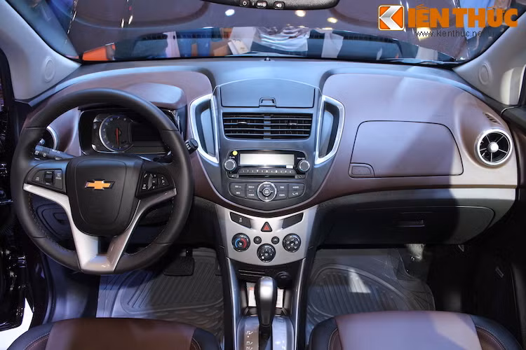 Nằm ở phân khúc giá rẻ nên nội thất của Trax không có được những vật liệu tạo cảm giác cao cấp và sử dụng phần lớn chất liệu nhựa cứng. Tay lái của xe dùng chung với nhiều dòng Chevrolet khác và được tích hợp đầy đủ các phím điều chỉnh media/thoại.