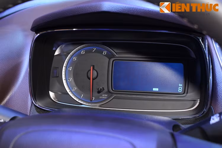 Bảng đồng hồ của xe có thiết kế giống nhiều mẫu xe môtô với một màn hình hiển thị đa thông tin, đặt cạnh đồng hồ báo tua lớn.