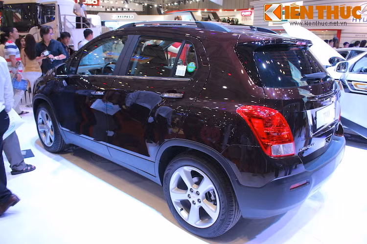 Nhờ những mảng thân xe dập nổi nên Trax có vẻ bầu bĩnh và khỏe khoắn hơn EcoSport. Tuy nhiên kiểu dáng nam tính của xe có thể sẽ không thu hút được phái nữ bằng đối thủ từ Ford.