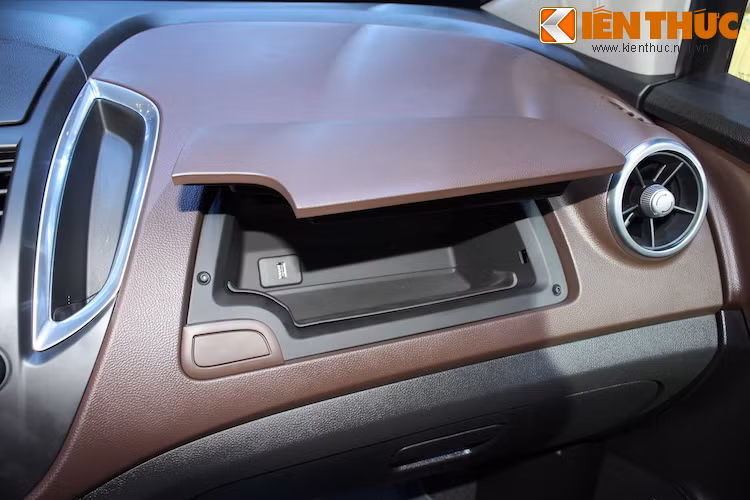 Ở trên bảng táp-lô bên phía hành khách còn có thêm một hộp đựng đồ nữa. Bên trong hộp này có sẵn một cổng USB để sạc và kết nối các thiết bị di động.