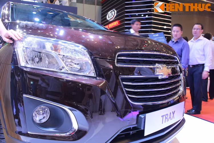 Chevrolet Trax được thiết kếđúng chất "cơ bắp". Lưới tản nhiệt chia làm 2 phần, cùng với đèn pha vuông vức là những đặc trưng của nhiều mẫu xe Chevrolet, và chúng cũng đồng thời xuất hiện trên chiếc Trax này.