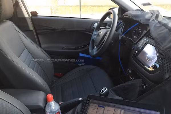 Nội thất với hệ thống thông tin giải trí và ghế da.