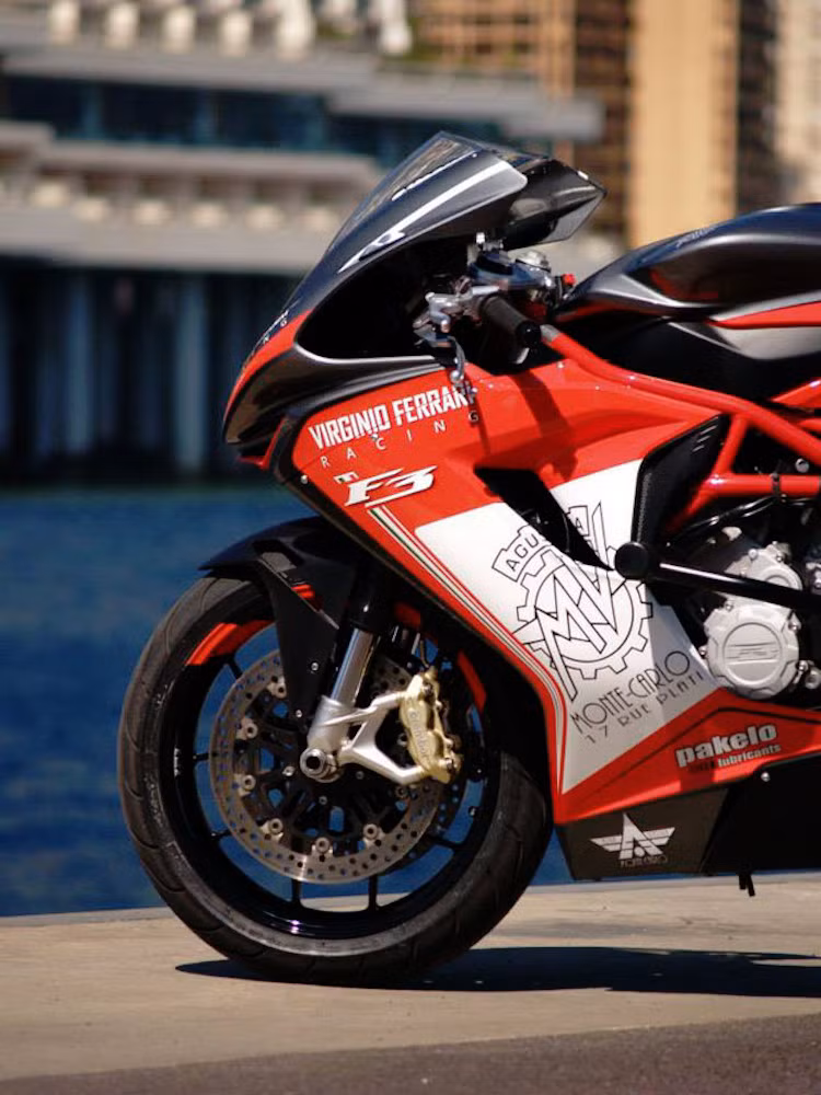 Quây trước nổi bật với tông đỏ-trắng, logo MV Agusta cùng tên tuổi của Virginio Racing và các nhà tài trợ.