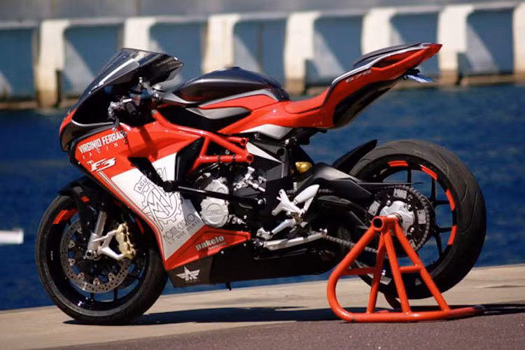 So với những chiếc F3 khác, phiên bản F3 Virginio Racing có dàn áo ngoài được sơn tem đấu độc đáo.