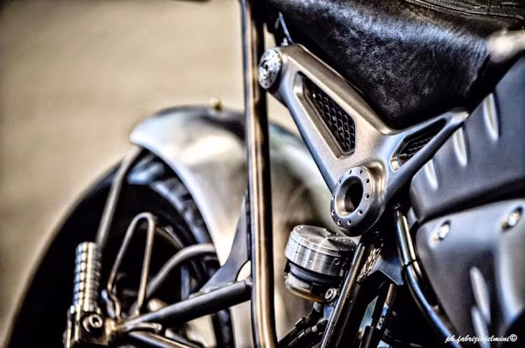 Phần khung phụ phía sau của R nine T đã được tẩy sơn để phù hợp với các chi tiết đầy vẻ "phong trần" mới của chiếc xe.