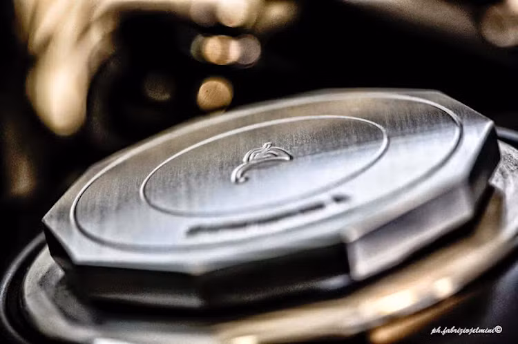 Nắp bình xăng của R nine T đã bị loại bỏ, thay vào đó là một nắp nhôm CNC hình thập giác phay xước, khắc logo của hãng độ Moto Sumisutra phía trên và mài vát cạnh.