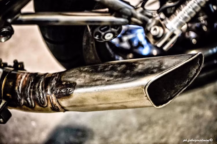 Trong khi đó, cặp ống xả kép của xe do những người thợ của xưởng Moto Sumisutra tự làm cũng không được trau chuốt, còn nguyên dấu vết của những mối hàn.