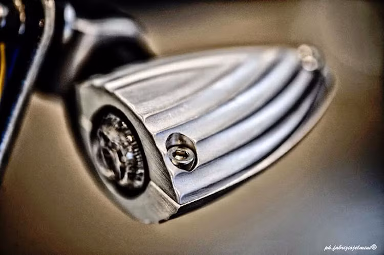 Được chế tạo tương tự vỏ đồng hồ, cặp xi-nhan ở phía sau xe cũng khiến nhiều người bị ấn tượng với các đường gân gợi nhớ tới vỏ sò.