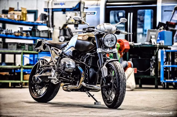 Phải tới gần hơn và để ý kỹ tới từng tiểu tiết, các chi tiết đầy sự hấp dẫn của cơ khí và kỹ nghệ chế tác của chiếc xe mới bắt đầu lộ ra.