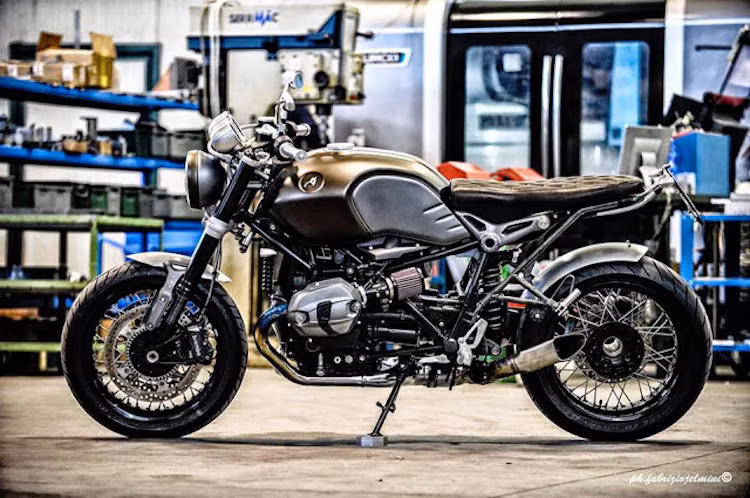 Nếu chỉ nhìn qua, nhiều người sẽ không để ý tới BMW R NineT độ này, khi nó có kiểu dáng gần như không thay đổi so với xe nguyên bản.