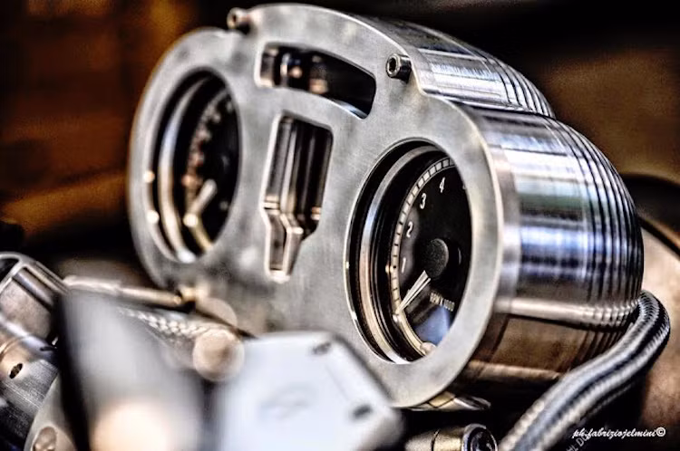 Cách hoàn thiện đối lập giữa mặt trước mài thô và mặt sau đánh bóng cũng tạo cho chiếc xe một cái "chất" rất riêng, vừa đơn giản, vừa phức tạp.