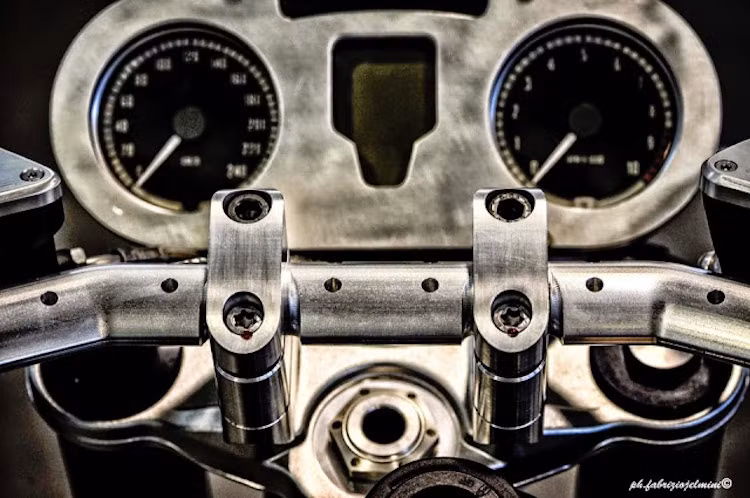 Cụm ghi-đông và gù tay lái zin của R nine T được đánh sạch sơn bằng máy đánh bóng, đồng thời riêng ghi đông còn được đục lỗ đầy cá tính.