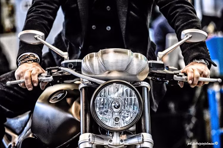 Đầu tiên phải kể tới lớp vỏ nhôm bao xung quanh cụm đồng hồ được khắc CNC thành từng tầng tinh xảo.