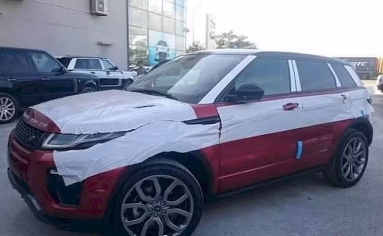 Hiện tại, Range Rover Evoque 2016 bản 5 cửa đã được đưa về showroom của hãng tại Thành phố Hồ Chí Minh và sắp ra mắt thị trường Việt trong thời gian tới.