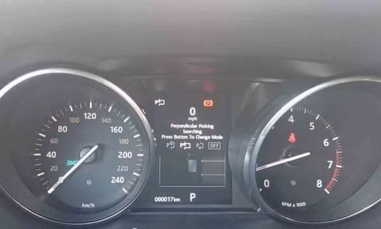 Về động cơ, Evoque 2016 vẫn được trang bị máy xăng 2.0l 4 xi-lanh thẳng hàng tăng áp, với hộp số tự động 9 cấp. Ngoài ra, hộp số tự động 9 cấp cũng không có sự thay đổi.