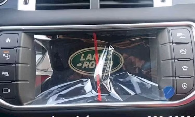 Hệ thống thông tin giải trí cũng được nâng cấp với màn hình cảm ứng 8 inch mới.