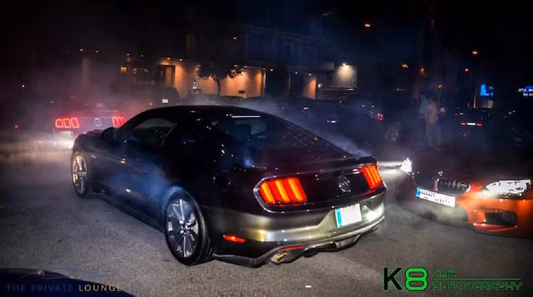 Chiếc xe "rẻ tiền" nhất buổi offline là Ford Mustang EcoBoost cũng đã đóng góp màn "đốt lốp" đầy "máu lửa".