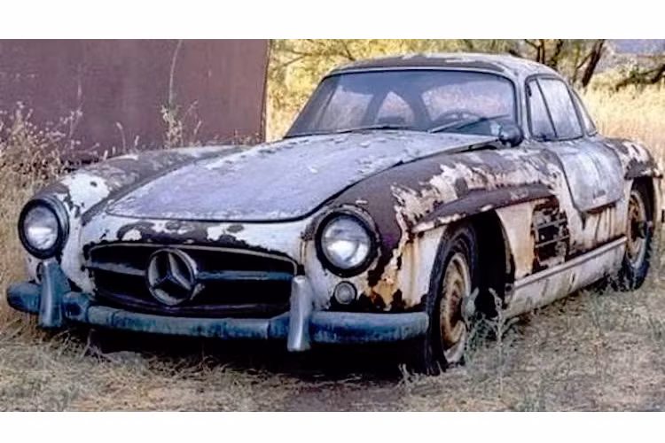 Ngay cả mẫu siêu xe cổ huyền thoại Mercedes 300 SL cũng bị bỏ mặc theo thời gian, khiến thân xe đã bị rỉ nặng.