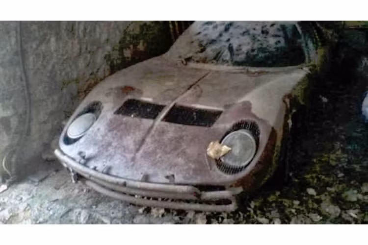 Lamborghini Miura "chờ chết" trong gara đổ nát.