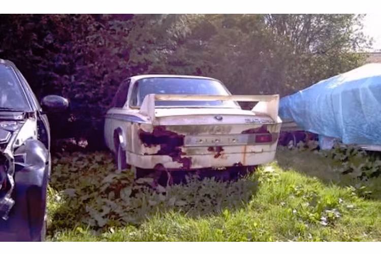 Chiếc xe đua BMW 3.0 CSL cực hiếm bị rỉ sét ăn mòn một phần.