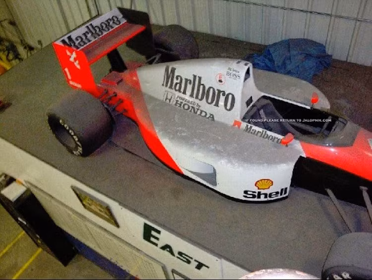 Ngay cả chiếc xe đua F1 McLaren-Honda từng được điều khiển bởi tay đua huyền thoại Ayrton Senna cũng bị lãng quên.