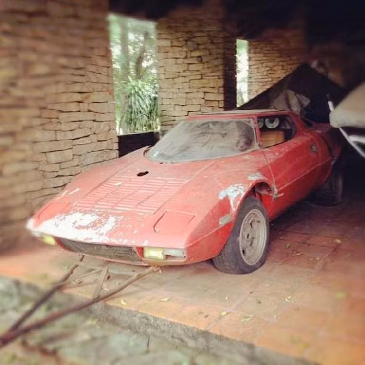 Siêu xe đua rally Lancia Stratos bị "bỏ xó" trong gara cũ. Vừa qua, một chiếc Lancia Stratos trong tình trạng hoàn hảo vừa được bán với giá 500,000 USD.