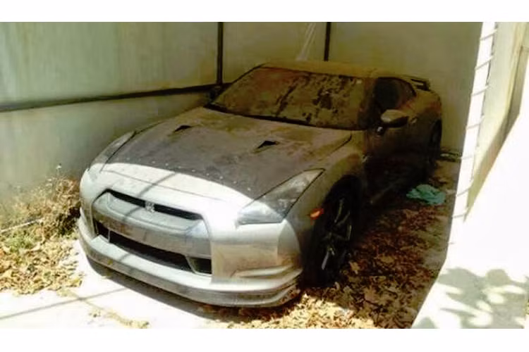 Những siêu xe mới hơn như Nissan GT-R cũng bị chủ nhân lãng quên.