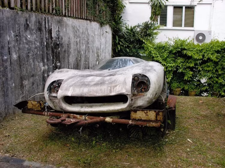 Những chiếc ôtô bị lãng quên không chỉ bao gồm các loại xe cũ bình thường mà còn cả những mẫu xe thể thao là niềm mơ ước của nhiều người, các dòng xe hiếm lạ, xe cổ hay xe đua.