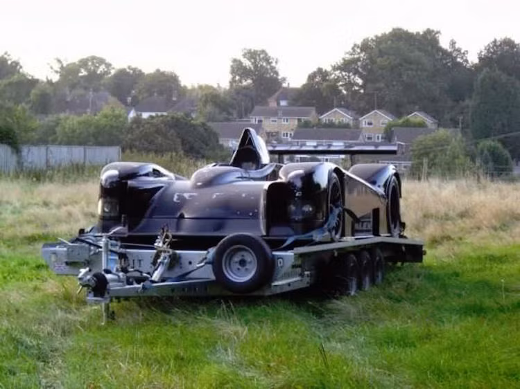 Xe đua LeMans của Lister bị bỏ lại trên cánh đồng hoang.