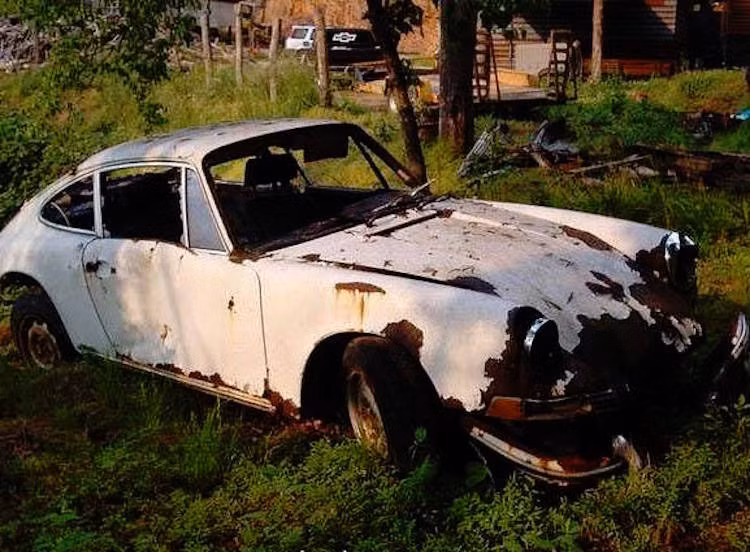 Đằng sau mỗi chiếc siêu xe và xế sang hiếm lạ bị "bỏ xó" tại những nơi hẻo lánh lại là một câu chuyện khác nhau. Tuy nhiên chúng luôn khiến người yêu xe "đau lòng" khi nhìn vào ở trong tình trạng bị hư hại nặng.