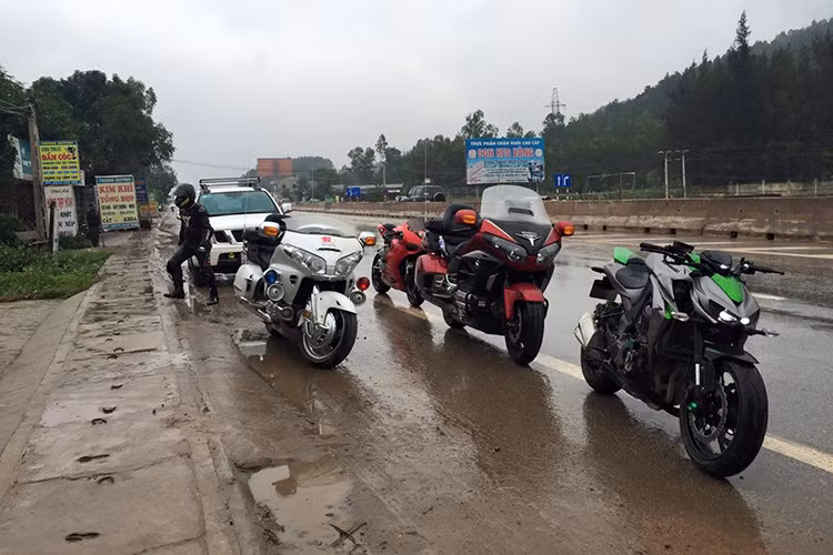 Mặc dù trời rét và mưa, nhưng hàng đoàn môtô từ nhiều hội nhóm cũng đã tụ hội về Nghệ An để chung vui với những người bạn có chung niềm đam mê môtô phân khối lớn.