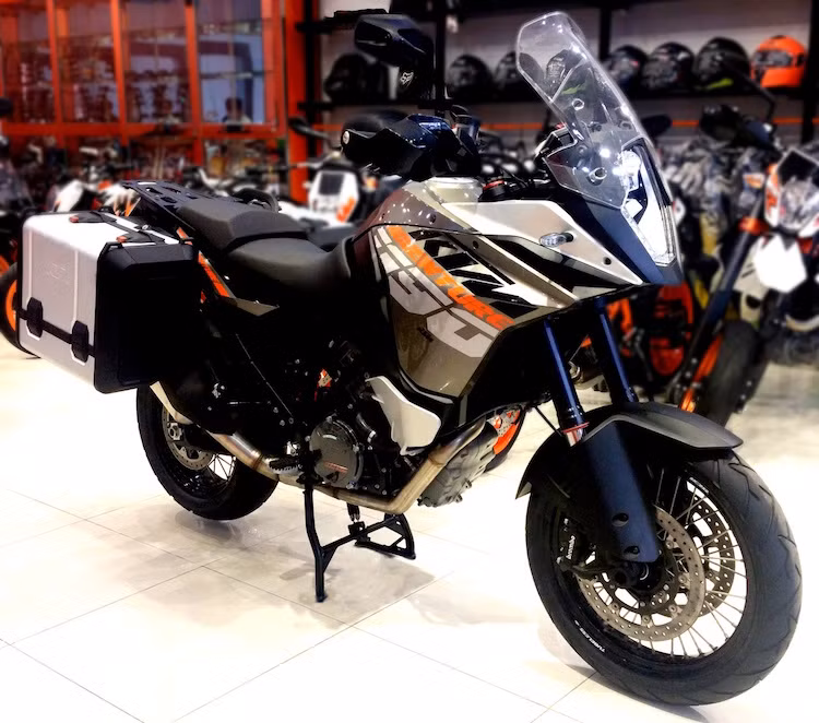 Đặc biệt trong thời gian trên, các mẫu KTM 1190 ADVENTURE và 1190 ADVENTURE R được tặng cặp thùng và khung chống đổ chính hảng trị giá 50.000.000 đồng.