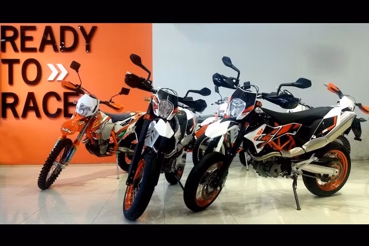 Thậm chí một số dòng xe Enduro hay những mẫu xe trên 1000 cc như Super Duke R 1290, RC8 1100 hay Super Adventure cũng đã lần lượt được KTM đưa về thị trường Việt.