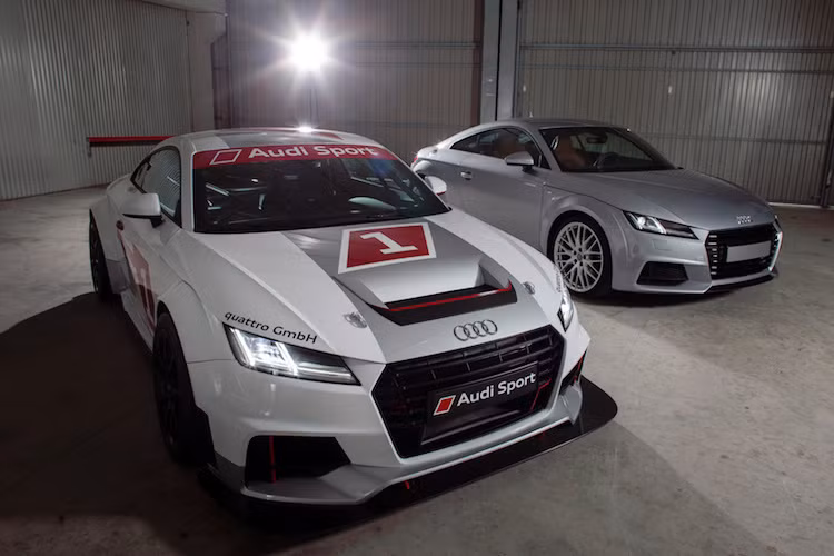 So với chiếc Audi TTS thường, xe đua TT Cup cũng có kiểu dáng "dữ dằn" hơn với widebody thân rộng và hàng loạt các chi tiết khí động học, khiến chiếc xe trở nên hiệu quả hơn trên đường đua.