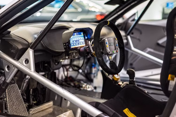 Dựa trên phiên bản TTS Coupe được sản xuất hàng loạt, tuy nhiên chiếc xe đua TT Cup đã được "ép cân" một cách triệt để. Trọng lượng của xe chỉ đạt 1125 kg - thấp hơn tới 300 kg so với những chiếc TTS bình thường.