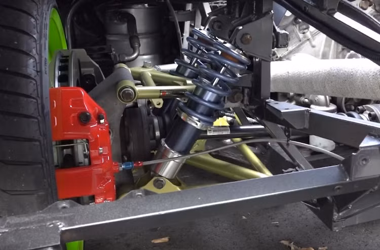 Tương tự, hệ thống treo sau cũng là "hàng thửa" bởi hãng Ikeya Formula.