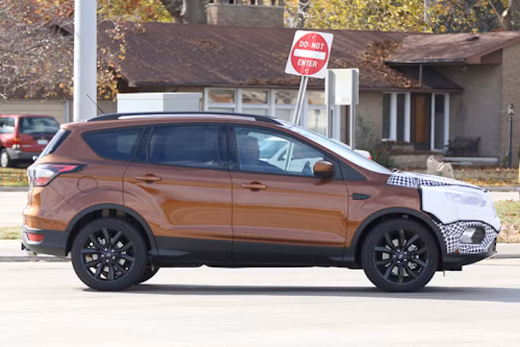 Về động cơ , Escape 2017 sẽ vẫn có 3 phiên bản chính là 2.5l 4 xi-lanh nạp khí tự nhiên, 1.6l 4 xi-lanh EcoBoost và 2.0l 4 xi-lanh EcoBoost. Công suất của những động cơ này được dự đoán sẽ tăng nhẹ, trong khi mức tiêu thụ nhiên liệu được giảm xuống đôi chút.