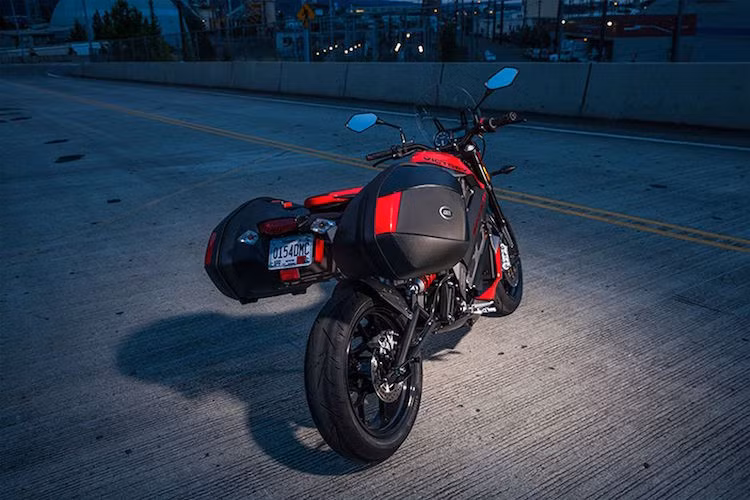 Từ phía sau, Empulse có thiết kế gọn gàng và linh hoạt, có thể lắp được hai hộp đựng đồ cho những chuyến đi dài một cách nhanh chóng.