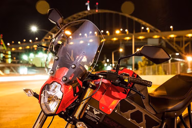 Phần đầu của xe có thiết kế khá giống với Yamaha MT-03.