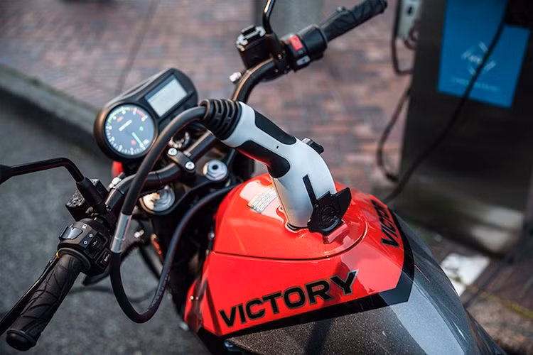 Theo Victory, chiếc xe mất 3 tiếng để sạc đầy bình điện từ 0-100%, và có thể chạy được 225 km giữa mỗi lần sạc.