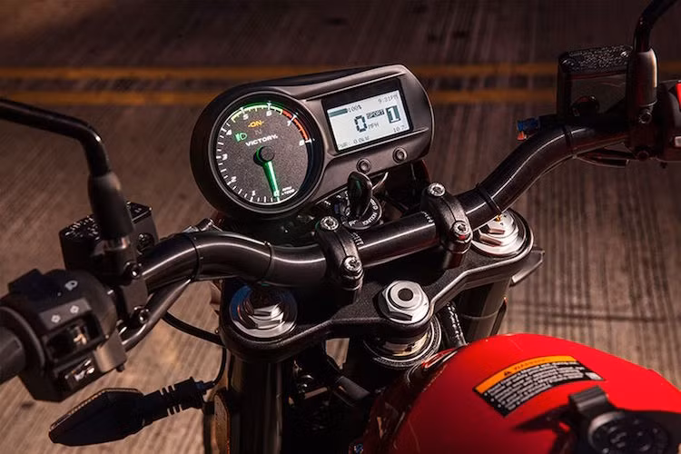 Là một mẫu xe điện, Empulse TT không thể thiếu được bảng đồng hồ điện tử để chỉ báo về mức điện còn lại trong pin, cùng thông tin quan trọng khác.