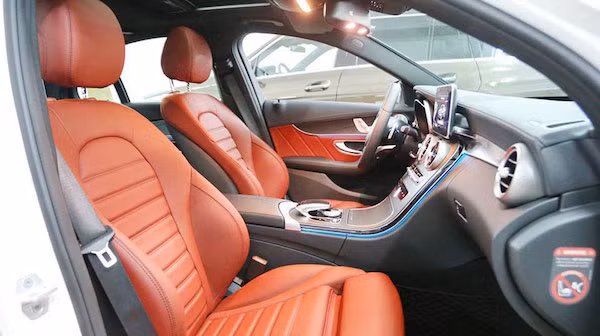 Sở hữu một nội thất với thiết kế hiện đại, sang trọng và thể thao; nhưng so với những chiếc C-Class khác ở Việt Nam, chiếc C250 AMG của Cường Đô La còn có phần ấn tượng hơn với da bọc xung quanh cabin màu đỏ ấn tượngkhá hiếm tại Việt Nam.