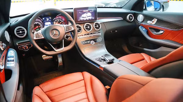 Nội thất của xe thể thao với nhiều chi tiết bằng nhôm. Việc "tậu" xe mới của Cường Đô La có vẻ khá trùng hợp khi gần đây, anh đã có nhiều hành động liên quan tới việc đăng ký thương hiệu cho logo của "hành trình siêu xe" CarPassion. Để sở hữu được chiếc C250 AMG, Cường Đô La đã phải bỏ ra ít nhất 1,689 tỷ đồng (giá niêm yết của MBV, đã bao gồm VAT, chưa tính tới lệ phí đăng ký xe).