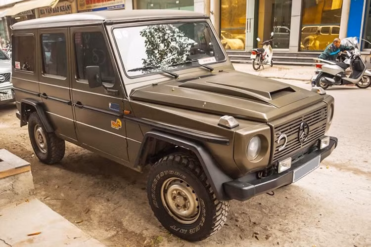 Còn được biết đến với cái tên G-Wagen (viết tắt từ tiếng Đức Geländewagen, tạm dịch: phương tiện xuyên quốc gia), G-Class là dòng xe được sản xuất hàng loạt lâu nhất trong lịch sử Mercedes-Benz, với 36 năm tồn tại trên thị trường.