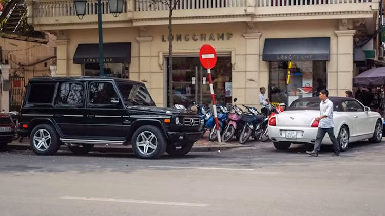 Sau này, khi Chính phủ bắt đầu "mở cửa" cho xe nhập, các phiên bản mới hơn, sang trọng hơn và hiện đại hơn của G-Class dần xuất hiện ngày càng nhiều trên đường phố Việt.