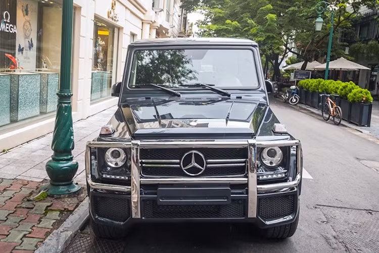 Tại Việt Nam, những phiên bản thường xuất hiện trên đường phố nhất của G-Class là G500 và G63 AMG.