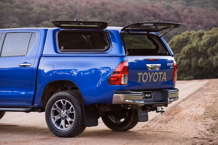 Các cửa kính của mui sau thùng đều có thể được mở ra, tiện dụng hơn khi cần lấy một số hành lý nhỏ.