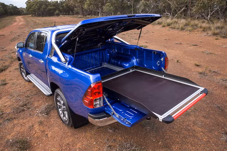 Đặc biệt, trong thùng còn được lắp thêm một sàn trượt để giúo việc chất dỡ hàng hoá dễ dàng hơn.